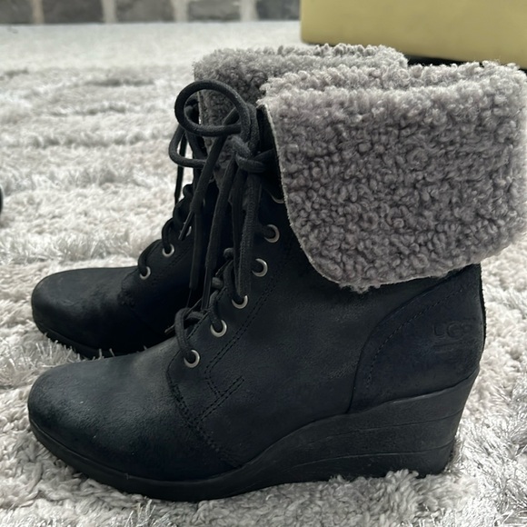 Ugh Zea black sherpa wedge boot size 7 - Picture 2 of 9